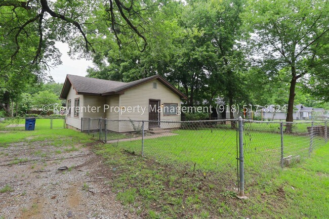 Building Photo - 2 Bed | 1 Bath | Large Backyard | $200 Move-in Special