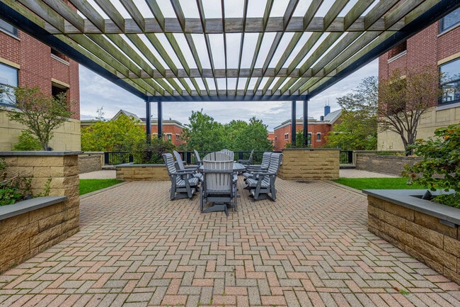 Building Photo - 811 W 15th Pl