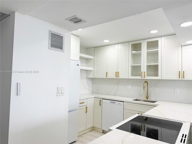 Building Photo - 3140 S Ocean Dr