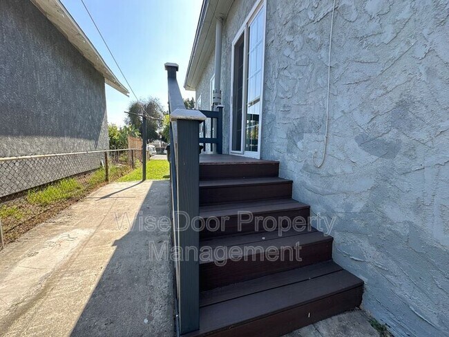 Building Photo - 155 W 43rd St