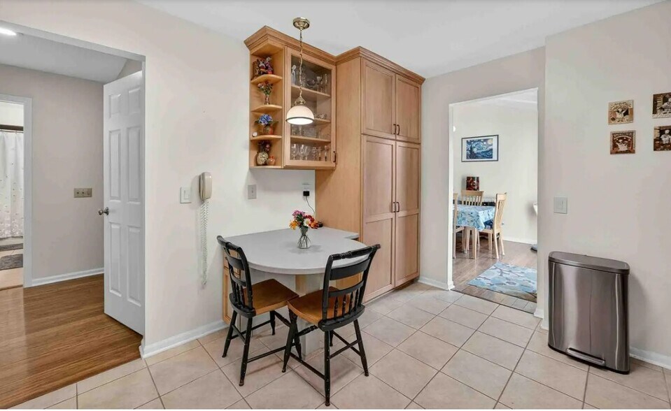 Eat in Kitchen - 19 Sugar Maple Trl