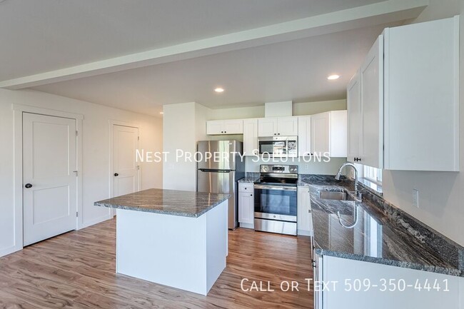Building Photo - 1073 S Grand Dr