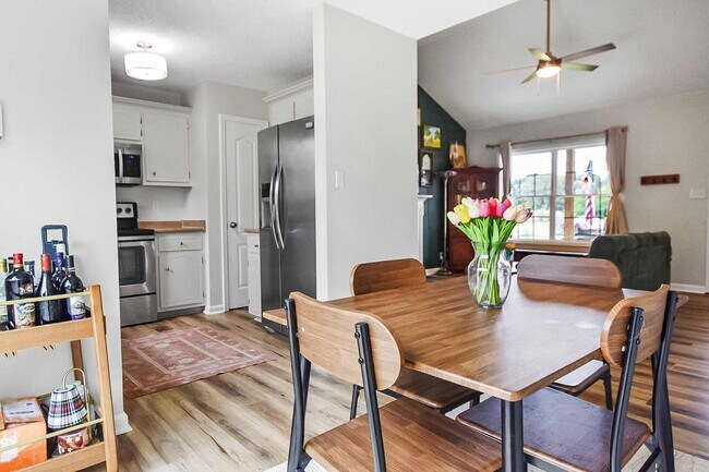 Building Photo - Pet Friendly Three Bedroom!