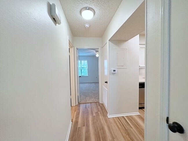 Building Photo - 1 Bedroom Downstairs condo available now! Community Pool