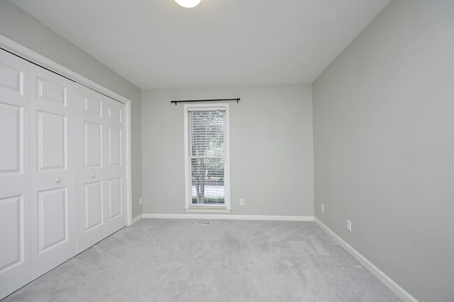 Building Photo - Sunny 3 bedroom, 2.5 bathroom Durant Trail...