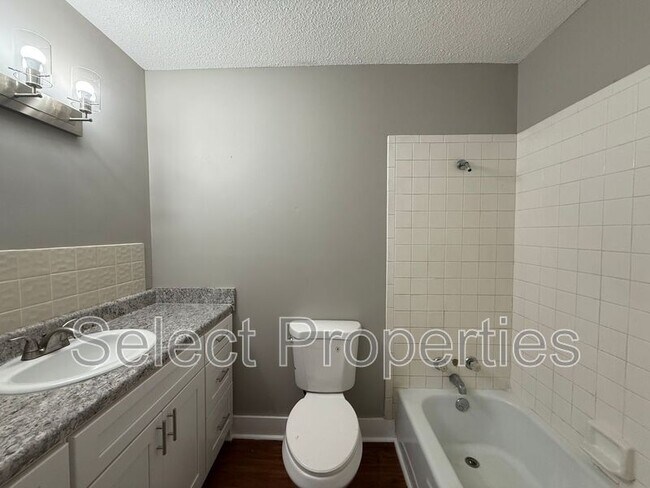 Building Photo - 722 Kitchen St
