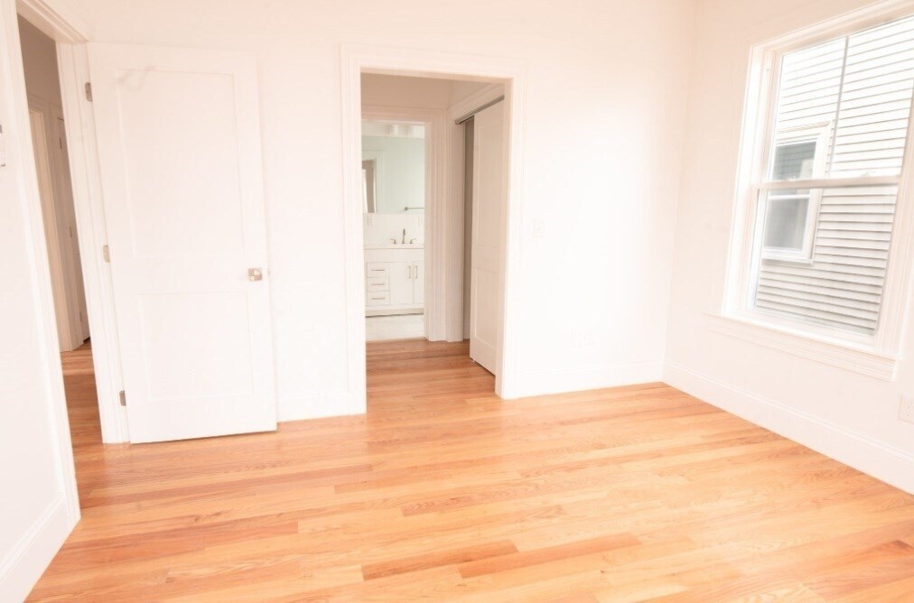 Building Photo - 10 Brookside Ave