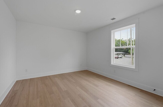 Building Photo - Spacious 5-Bedroom with Fenced Yard & Modern Amenities