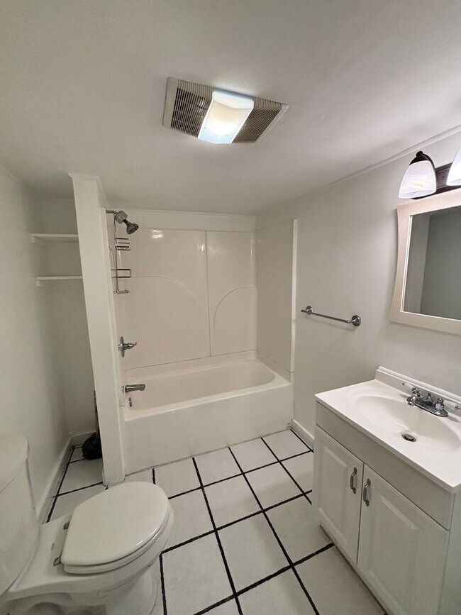 Building Photo - 2337 E 5th Ave