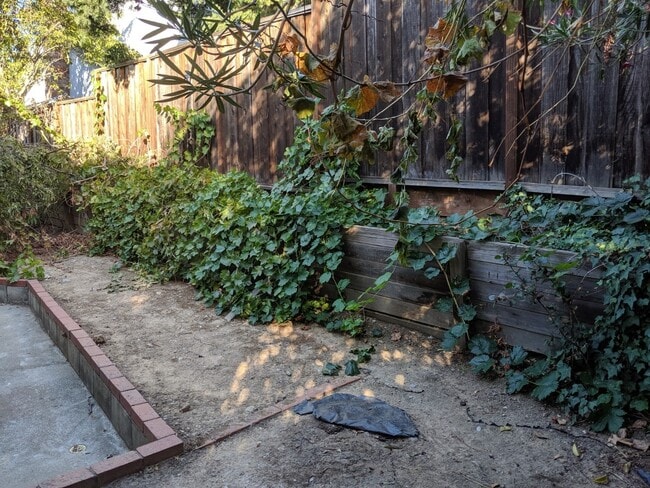 Building Photo - Remodeled 4 Bed 2 Bath Beauty in Vintage H...