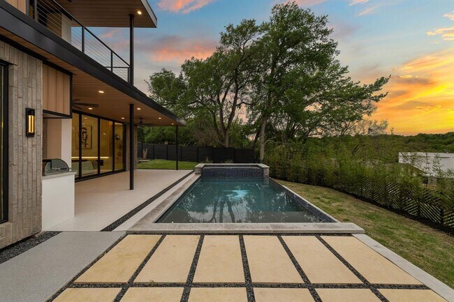 Building Photo - 2401 Oakhaven Cir