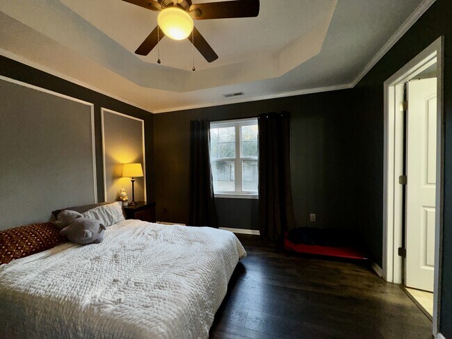 Building Photo - 211 Hidden Oaks Dr