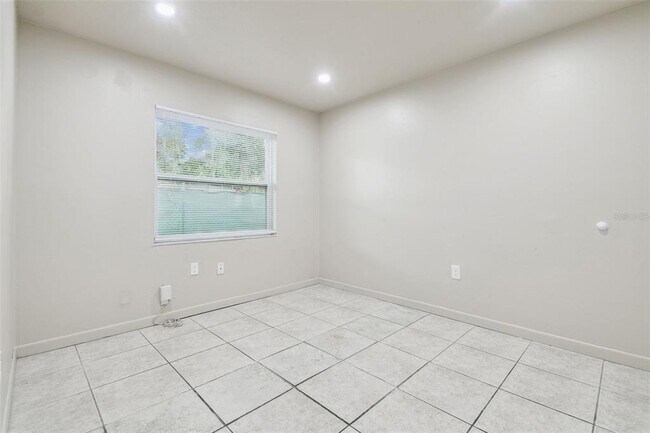 Building Photo - 923 E Lotus Ave