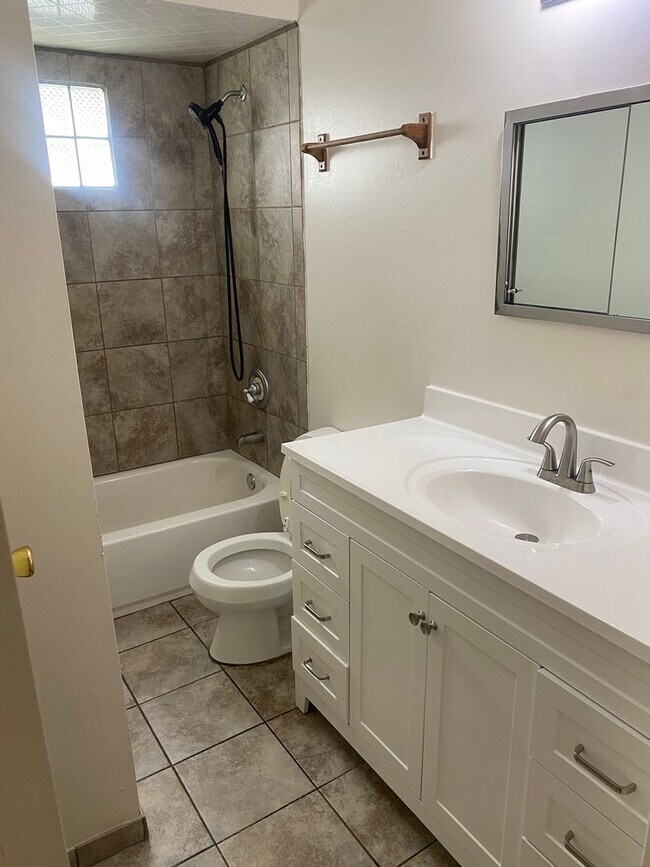 Building Photo - Newly painted 3 bedroom 1 bathroom bi-leve...