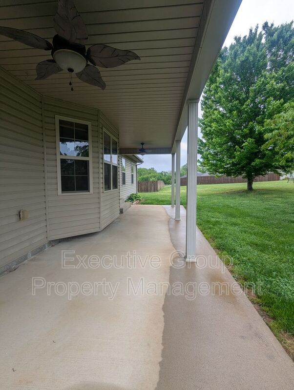 Building Photo - 120 Victory Lake Dr