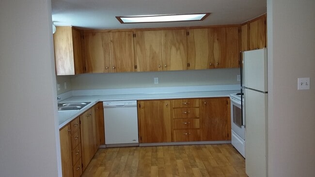 Building Photo - Meridian Manor 3 bedroom/1.5 home with newer carpet and paint!