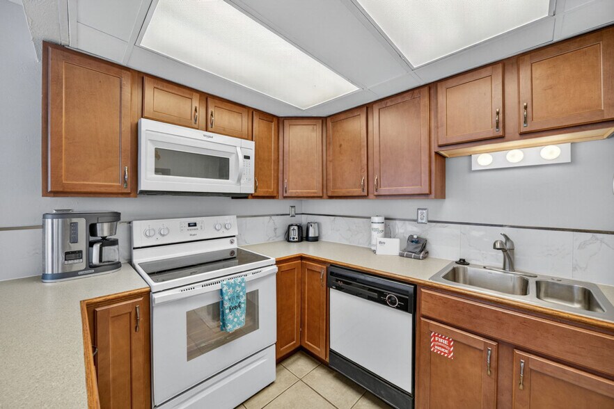 Building Photo - 9850 S Thomas Dr