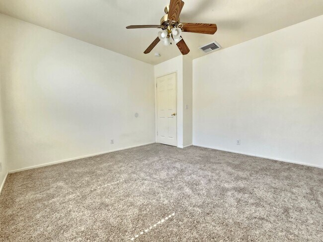 Building Photo - Cozy 3 bed 2 bath