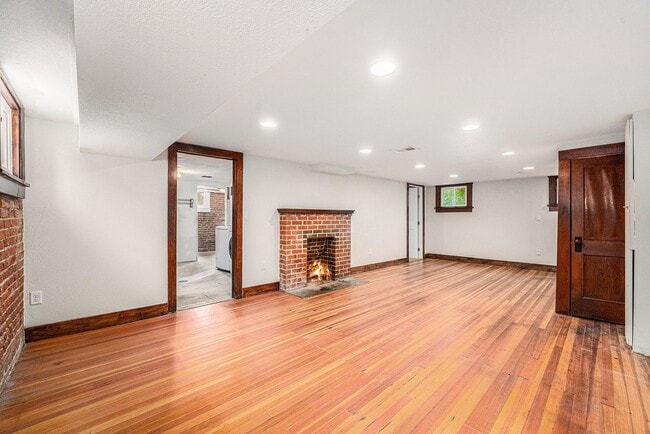 Building Photo - Updated Craftsman Bungalow in Congress Par...