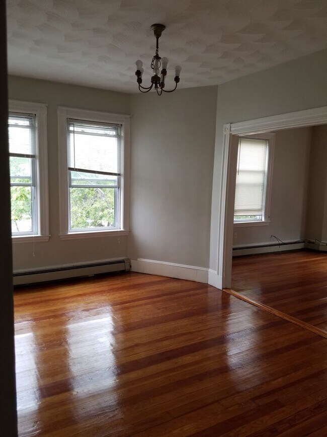 Building Photo - Large 2 Bedroom Plus an Office in Brooklin...