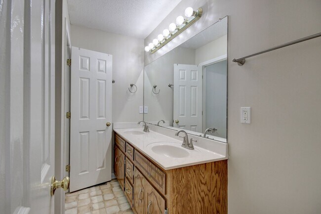 Building Photo - Super cute Ranch on Cul De Sac with update...