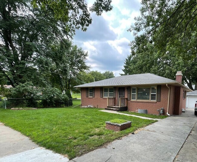 Primary Photo - 5Bed/2Bath In Central Lincoln!