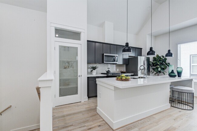 Building Photo - 1131 W 17th St