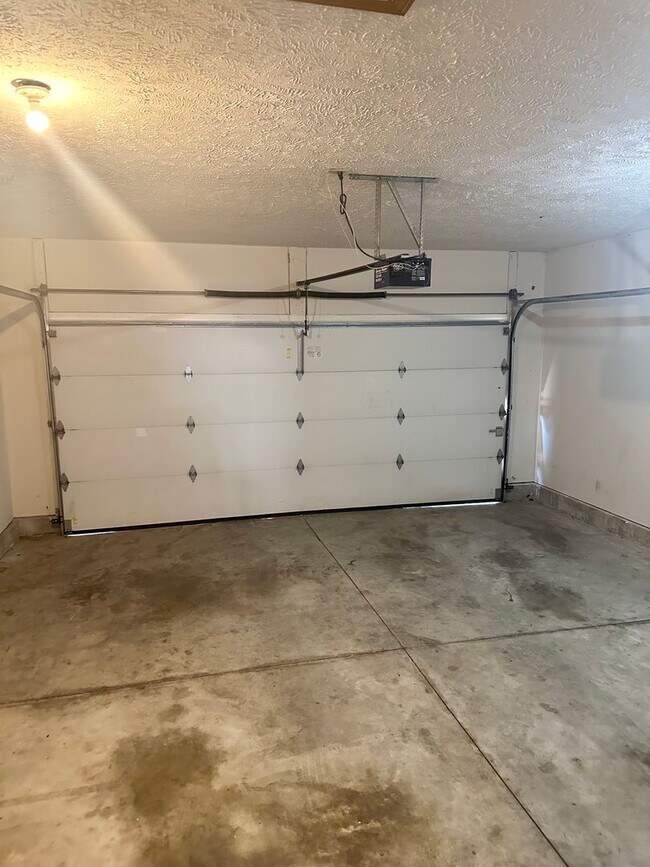 Building Photo - Beautiful Brick Home in Willard!