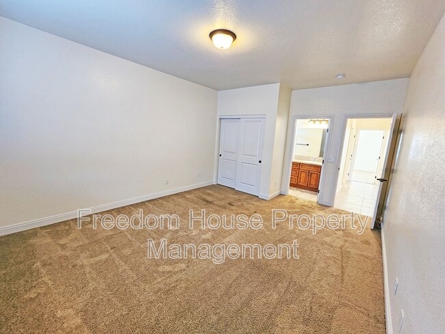 Building Photo - 4920 Honey Locust Dr