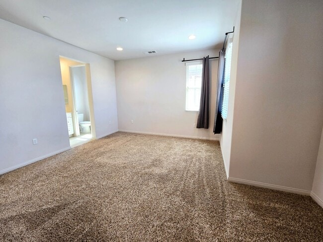 Building Photo - Tri-level Townhome in Prime Fullerton Location!