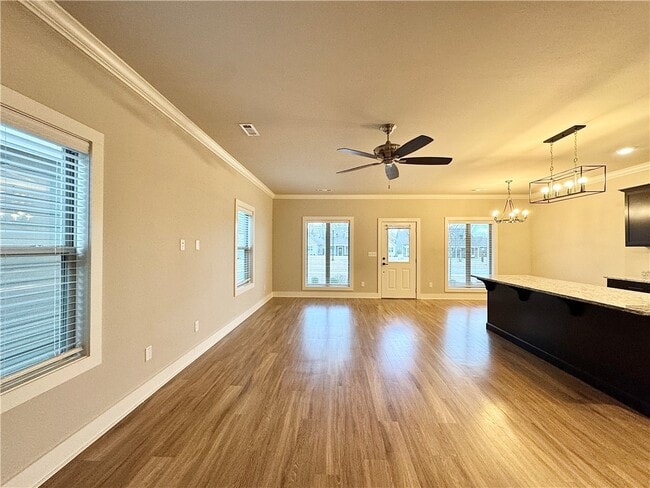 Building Photo - 812 NE Hts Ln