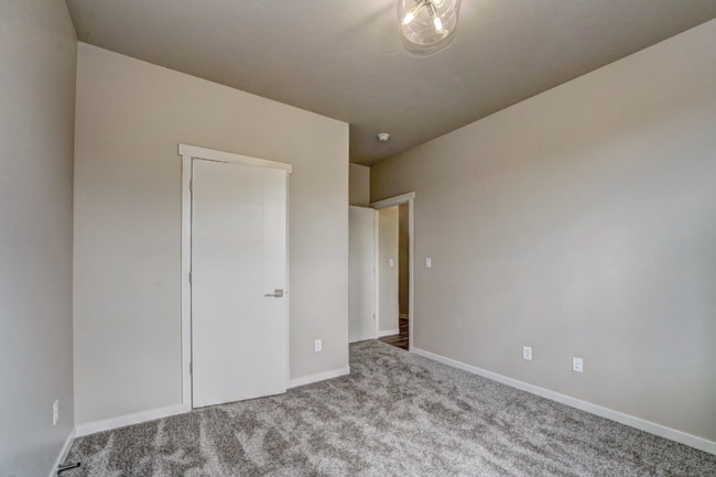 Building Photo - 2745 Eclipse Ave