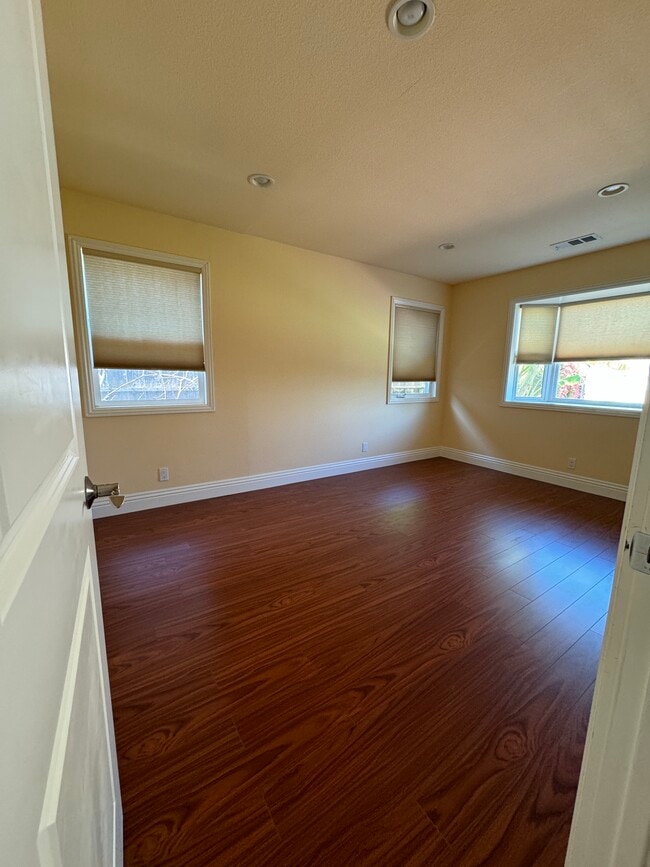 Building Photo - 6003 Prospect Rd