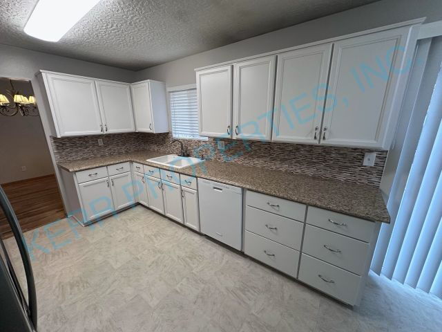 Building Photo - Spacious 4-Bedroom Gem with 2,320 Sq Ft of Comfort in Milwaukie!