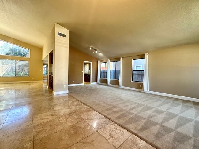 Building Photo - Beautiful 4 Bedroom Single Story For Rent in Gold River!