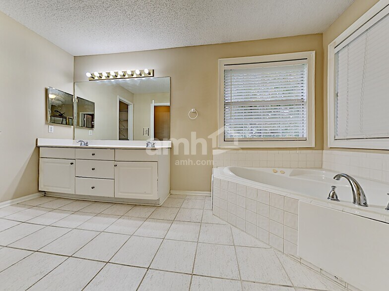 Building Photo - 1 Arbor Cove Dr