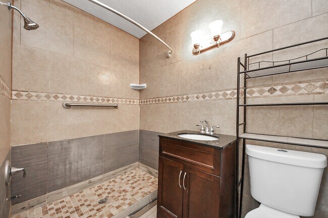 Building Photo - 4402 Ludwig Ln