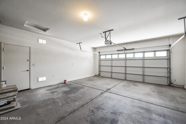 Building Photo - 1543 E Nightingale Ln