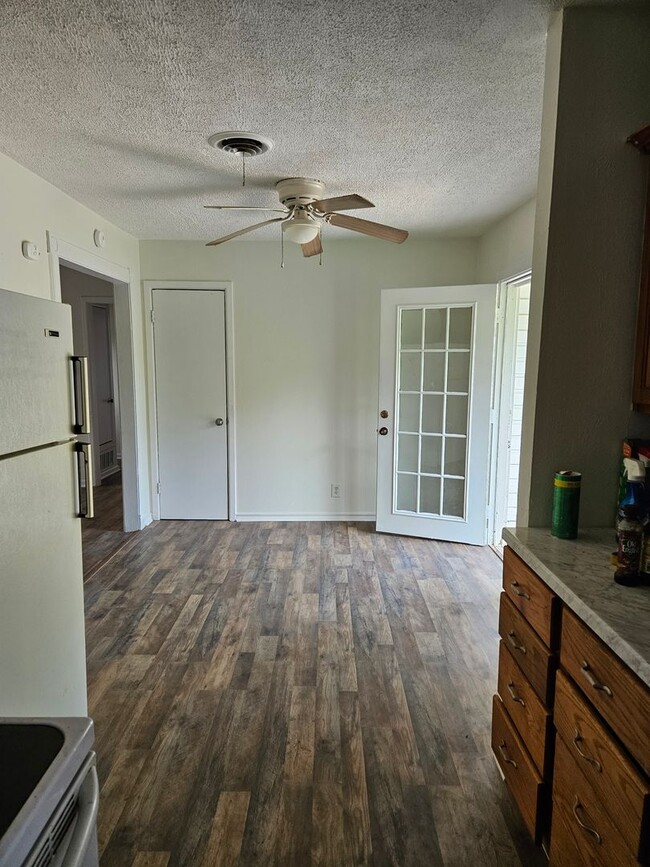 Building Photo - 3 BEDROOM AVAILABLE NOW!