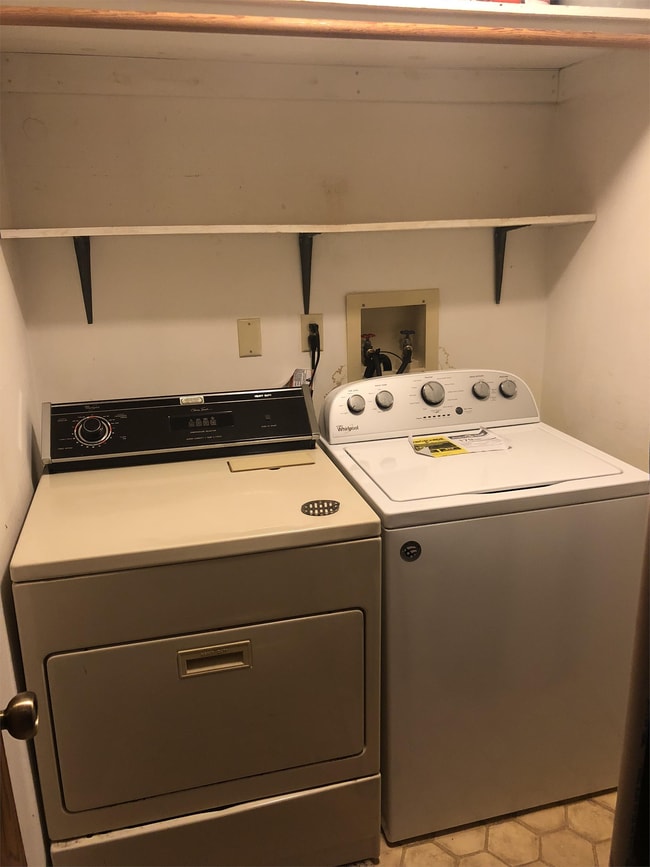 Building Photo - 37 Creekside Cir