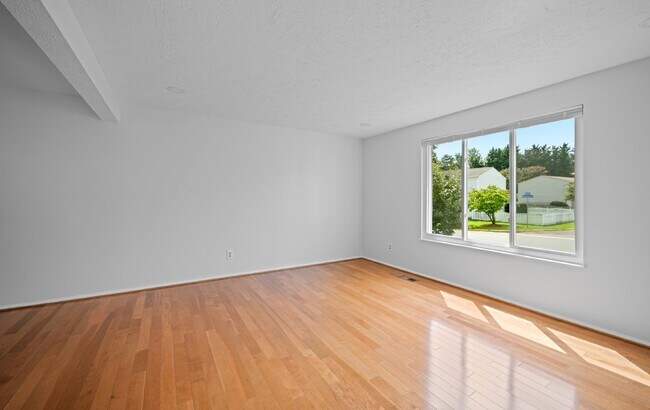 Building Photo - Discover Your Dream Home: Modern Comfort M...