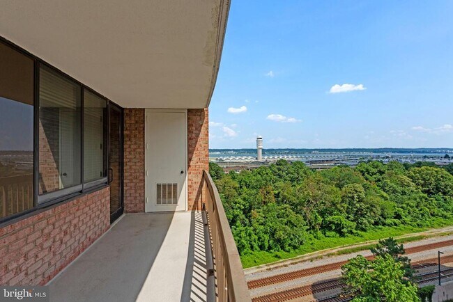 Building Photo - 1805 Crystal Dr