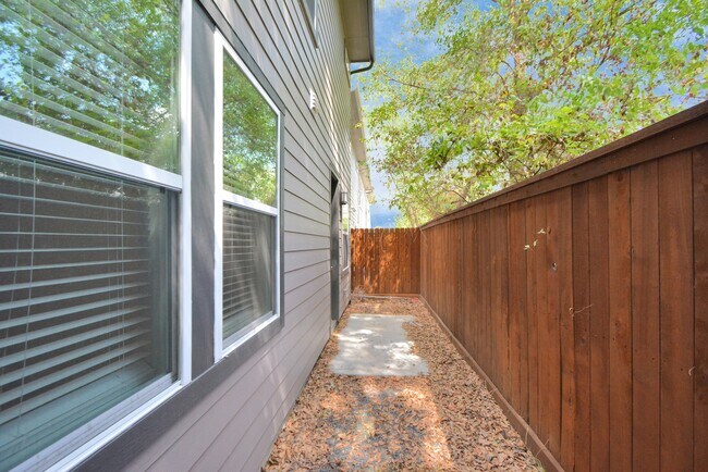 Building Photo - 708 Strawberry Pines Ct