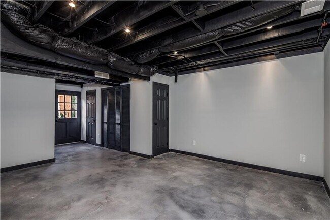 Building Photo - 3017 Greenfield Dr