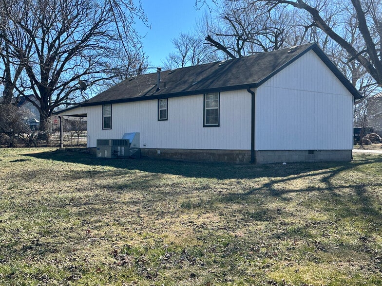 Building Photo - 217 W Logan St