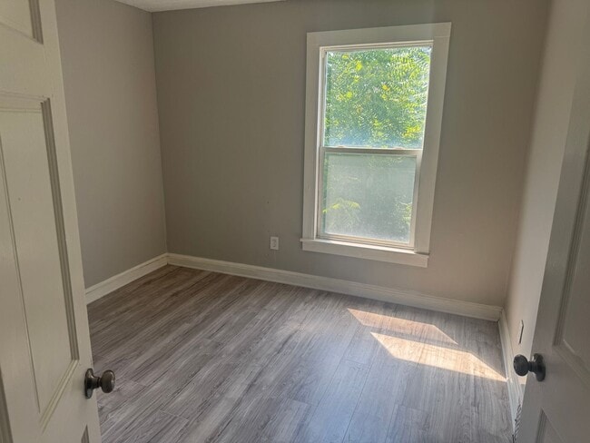 Building Photo - Single Family Home 4 Bedroom and 1 Bath