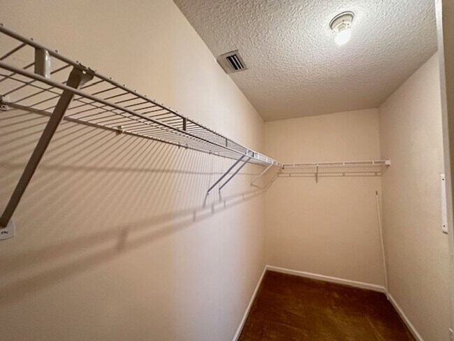 Building Photo - A Must See! Large 3BD/2BA, Fully Fenced Yard