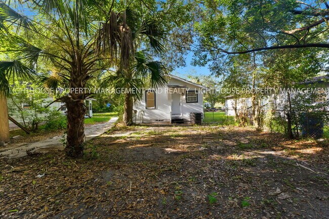 Building Photo - Newly Renovated 3 Bedroom Home With Modern Kitchen