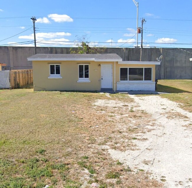 Building Photo - Large 4-1 House with central air and hooku...