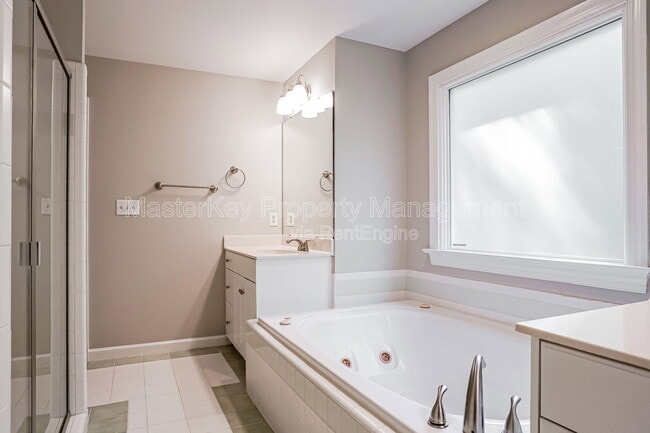 Building Photo - 2304 Knoll Ridge Ln